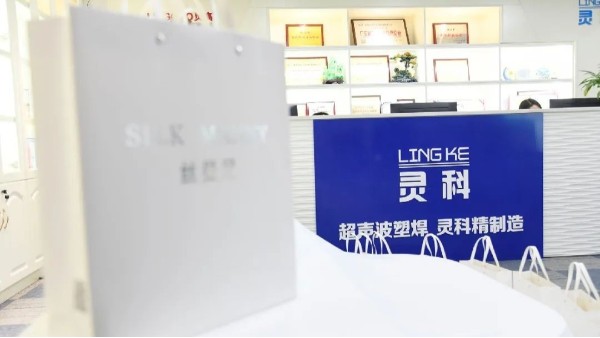 玉鼠辭舊，金牛迎新，靈科年禮賀新春！